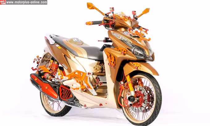 Chiếc Honda Click 125i của một dân chơi Thái Lan được độ lạ với phong cách quý phái, sặc sỡ và nổi bật. Chiếc Honda Click 125i của một dân chơi Thái Lan được độ lạ với phong cách quý phái, sặc sỡ và nổi bật.