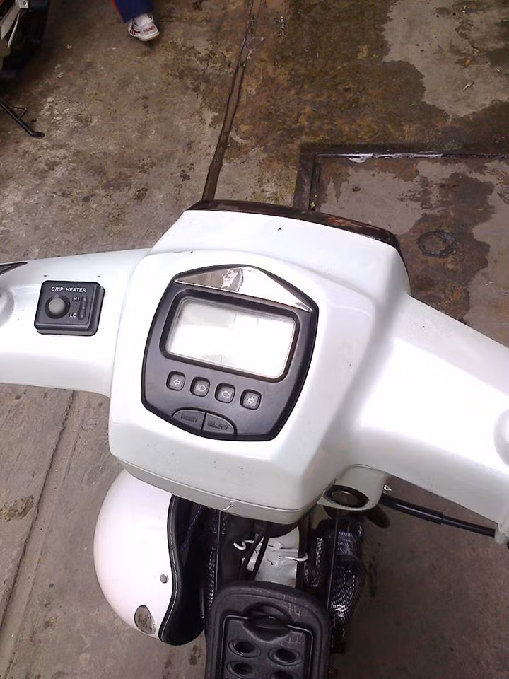 Đồng hồ Yamaha Cuxi được gắn trên xe. Nguồn ảnh: Hội đam mê xe độ.