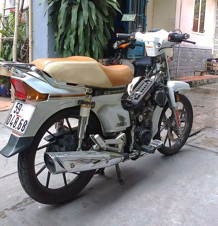 Xe "mượn" cây pô của Honda Future Neo, gác chân giò gà và logo hình cánh chim đẹp sắc sảo.