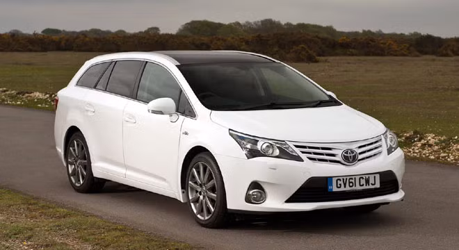 Avensis: Xuất phát từ động từ “advancer” trong tiếng pháp, có nghĩa là “tiến lên”. Điều này thể hiện ý đồ của nhà sản xuất rằng mẫu xe tân tiến hơn rất nhiều so với mẫu Carina tiền nhiệm.