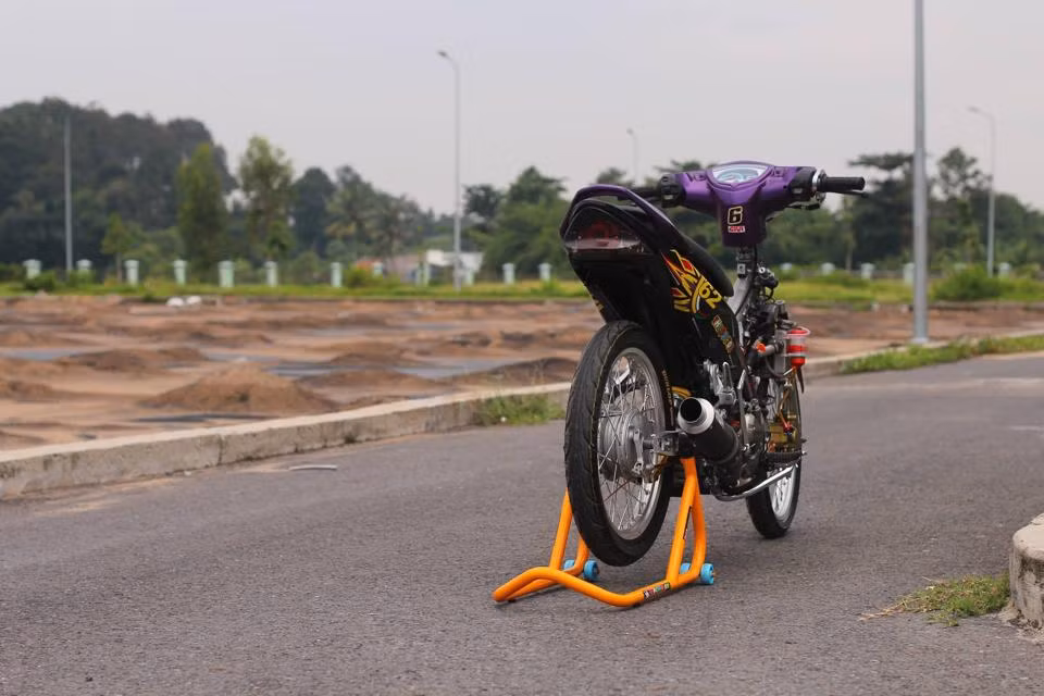 Cùm tăng tốc Uma Racing và nắp nhớt Racing Boy rất đẹp.
