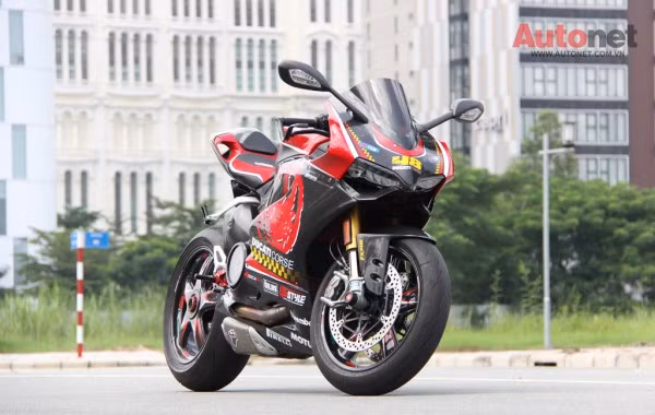 Được biết, nhóm US stlyle team tại TP HCM cũng chịu trách nhiệm cho màu sơn mới của Ducati 1199 Panigale S Tricolore. Với “bộ cánh” mới được lên full carbon, cùng những mẫu tem, logo... tự thiết kế khiến siêu phẩm hai bánh đến từ Ý trông càng hầm hố và dữ dằn hơn.