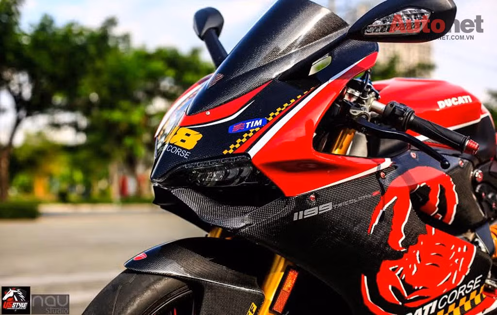 1199 Panigale S Tricolore còn có sự khác biệt ở phần tay lái, vị trí ngồi điều khiển xe. Vị trí ngồi cầm lái tới tay lái được rút ngắm thêm 30 mm, chiều cao tay lái tính từ mặt đất cao hơn 10 mm và rộng hơn 32 mm so với phiên bản tiêu chuẩn.
