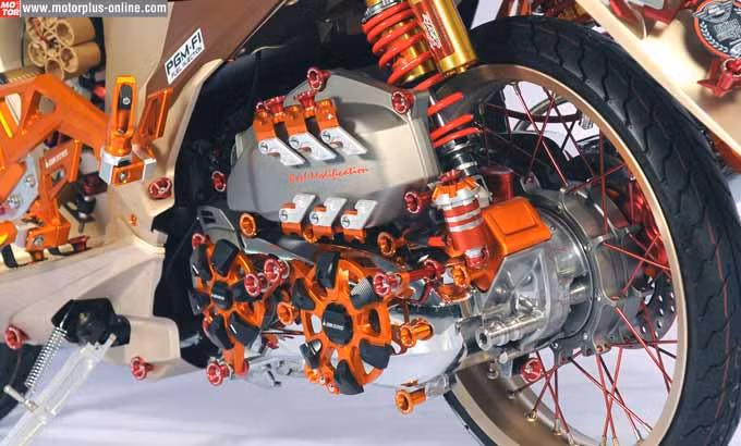 Ốc biker gắn chi chít trên xe nhìn rối mắt nhưng khá độc đáo. Xe được trang bị bánh căm nhỏ niềng nhôm, phuộc bình dầu, gác chân số gãy biker cá tính. Nguồn: Motorplus Online. Ốc biker gắn chi chít trên xe nhìn rối mắt nhưng khá độc đáo. Xe được trang bị bánh căm nhỏ niềng nhôm, phuộc bình dầu, gác chân số gãy biker cá tính. Nguồn: Motorplus Online.
