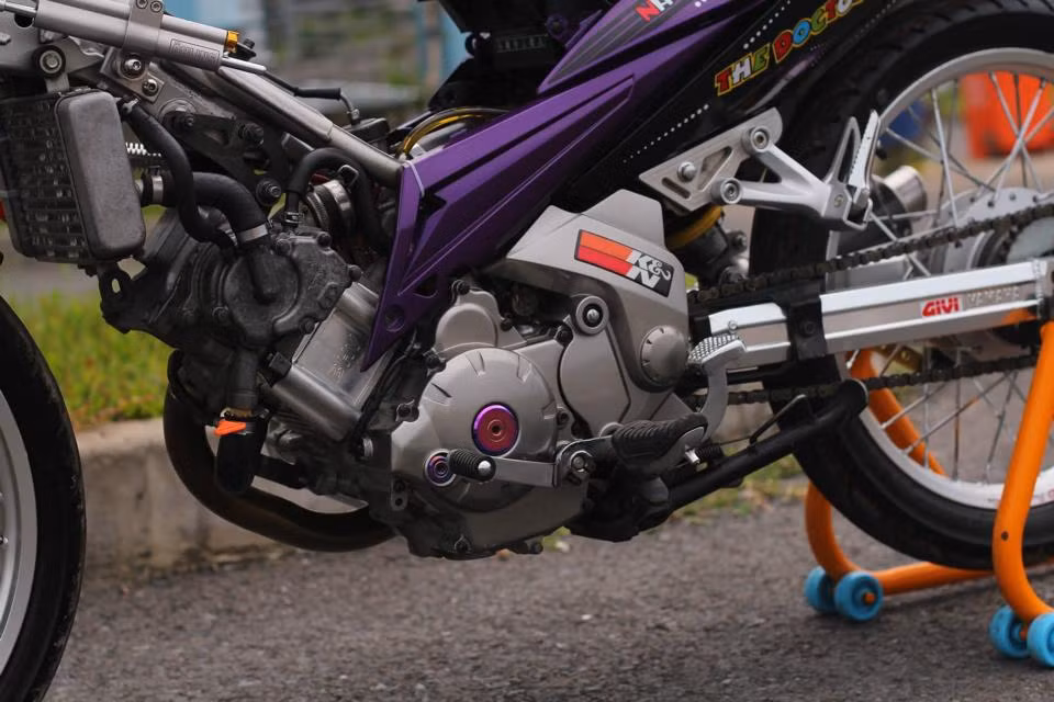 Xe được trang bị phuộc Racing Boy nhúng êm ái.
