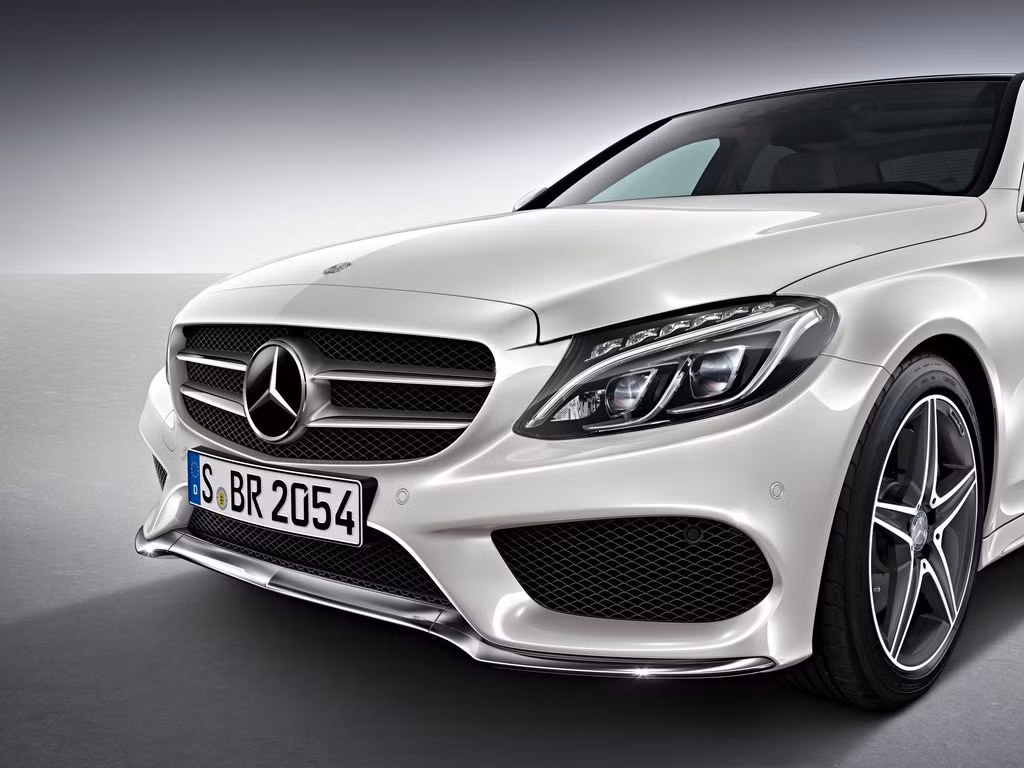 Phiên bản đắt tiền nhất C250 AMG được thiết kế theo phong cách thể thao với cản trước, cản sau và ốp sườn kiểu AMG, mâm xe AMG 18 inch. Động cơ I4 của xe cho công suất 211 mã lực và 350Nm mô-men xoắn tương tự như C250 Exclusive.