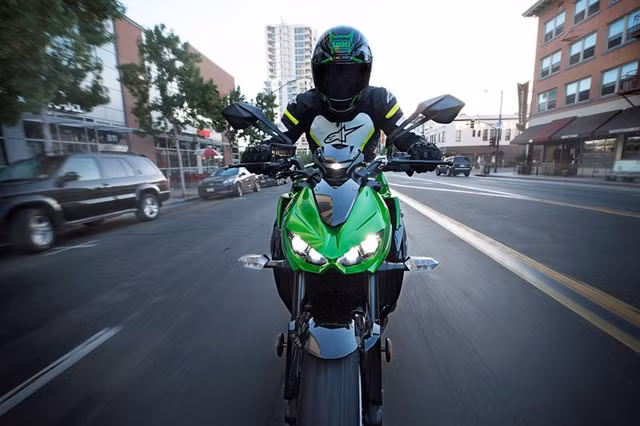 Kawasaki Z1000 2015 được trang bị hộp số 6 cấp.