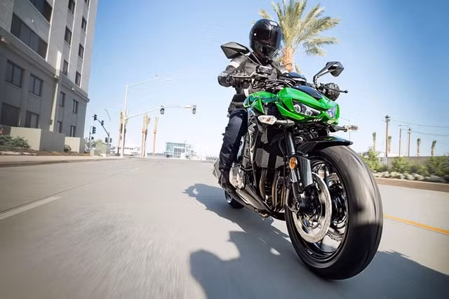 Z1000 mới còn được nâng cấp bộ vành xe, hệ thống phanh và treo để phù hợp với khả năng vận hành mới. Xe trang bị phanh đĩa kép 320mm trước và phanh đơn đằng sau. Hệ thống chống bó cứng phanh ABS cũng được trang bị trên mẫu xe này.