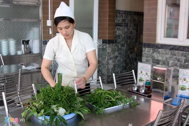Rau rừng được hái 100% ngoài tự nhiên nên thường có nhiều sâu. Trước khi bán hoặc làm thức ăn, rau phải được chọn lọc khá kỹ, nhặt bỏ những cành hỏng. Loại rau này thường được dùng trong ngày khi còn tươi, lúc đó hương vị rau mới thơm ngon. Ngoài người mua lẻ, một vài nhà hàng trong thành phố cũng là khách hàng của các sạp rau rừng.