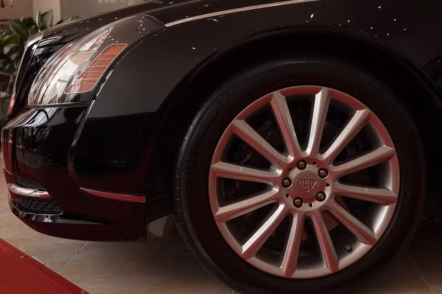 Maybach 62S mất 5,2 giây để tăng tốc lên 100km/h từ vị trí xuất phát, tốc độ tối đa vào khoảng 250km/h. Hộp số tự động 5 cấp với bảng điều khiển được phủ carbon ấn tượng.