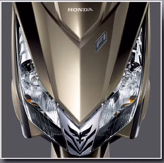 Với phiên bản năm 2009, Honda AirBlade sở hữu nhiều tính năng và thiết kế mới. AirBlade Thái sở hữu cụm đèn pha khác biệt so với AirBlade Viêt với thiết kế góc cạnh, tăng chiều sâu và rộng. Đầu xe là logo in 3D hình chim phượng hoàng cá tính.