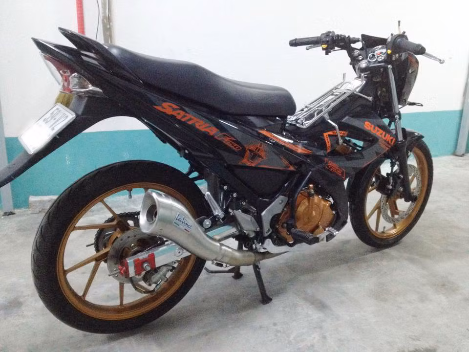 Suzuki Satria F150 (hay Suzuki Raider R150 ở Việt Nam) là nguồn cảm hứng chưa khi nào vụt tắt đối với các tay độ xe. Nhiều phiên bản độ độc đáo của mẫu xe này ra đời đã phần nào thỏa mãn niềm đam mê với mẫu xe côn tay 150cc của hãng Suzuki.