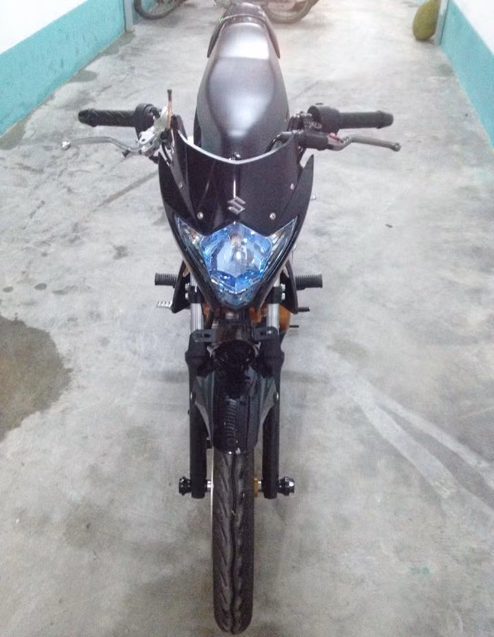 Satria F150 phiên bản 1 triệu chiếc khác với phiên bản thường ở chỗ lốc máy và dàn chân đều được sơn màu cam nổi bật, đi cùng chóa đèn xanh ấn tượng.