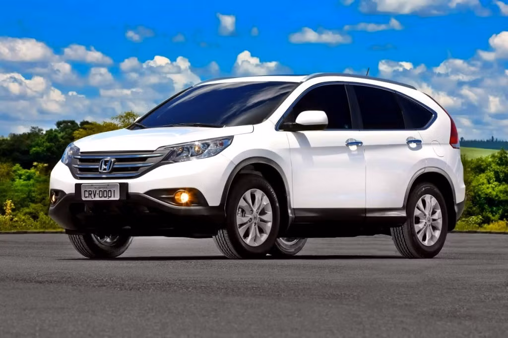 Honda CR-V là mẫu SUV cỡ nhỏ bán chạy nhất tại Mỹ. Honda vừa mới trình làng thêm bản nâng cấp với động cơ 2.4 lít cho dòng xe CR-V, chiếc SUV này cần 9,4 lít xăng để đi được 100 km đường phố và 7,1 lít xăng để đi được 100 km đường trường.