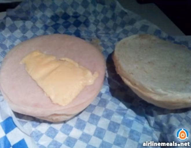 Một chiếc sandwich pho mát nguội ngắt được đưa lên mời hành khách trên chuyến bay của hãng United Airlines từ New York đến Úc.