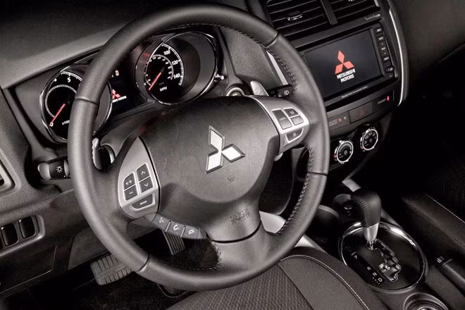 Đưa ra 2 phiên bản nhưng Outlander Sport chỉ trang bị 1 loạt động cơ cũng như hộp số. Xe sử dụng động cơ 2.0 MIVEC, công suất 150 mã lực, mô-men xoắc cực đại 197 Nm đi kèm hộp số tự động CVT có lẫy sang số trên vô lăng.