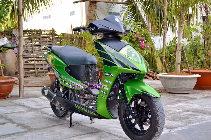 Honda Dylan thuộc sở hữu của một dân chơi An Giang được độ lại dàn áo màu xanh lá cây và trang trí thêm một số đồ chơi độc đáo.