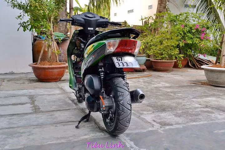 Phần đuôi xe được tháo bỏ dè treo biển số, thay vào đó biển số tứ quý 3 khủng của xe được đặt ở vị trí cao hơn, nhìn dữ dằn như xe đấu.