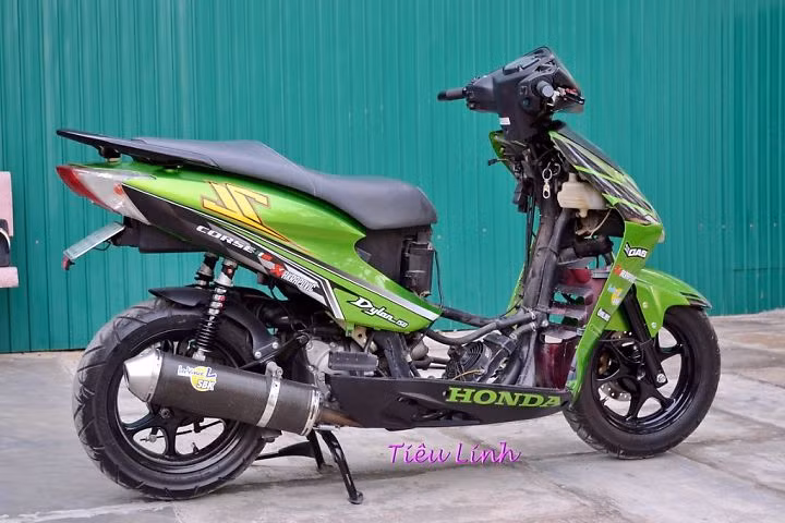 Xe được trang bị pô SBK uy lực, phuộc sau thay thế bằng phuộc Malossi cho xe êm ái hơn.