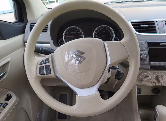 Là xe giá rẻ nên những trang bị trên xe chỉ ở mức vừa phải với ghế nỉ, hệ thống điều hoà 2 dàn lạnh trước chỉnh điện sau chỉnh cơ, đầu CD 4 loa... Là xe giá rẻ nên những trang bị trên xe chỉ ở mức vừa phải với ghế nỉ, hệ thống điều hoà 2 dàn lạnh trước chỉnh điện sau chỉnh cơ, đầu CD 4 loa...