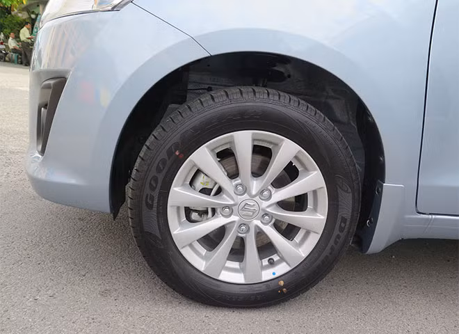 Với kích thước nhỏ gọn, Suzuki Ertiga được định vị dưới chiếu của Toyota Innova. Với kích thước nhỏ gọn, Suzuki Ertiga được định vị dưới chiếu của Toyota Innova.