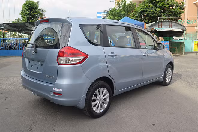 Tuy nhỏ nhưng khoảng sáng gầm xe khá lớn với mức 185mm và không gian khoang cabin không quá bé. Tuy nhỏ nhưng khoảng sáng gầm xe khá lớn với mức 185mm và không gian khoang cabin không quá bé.