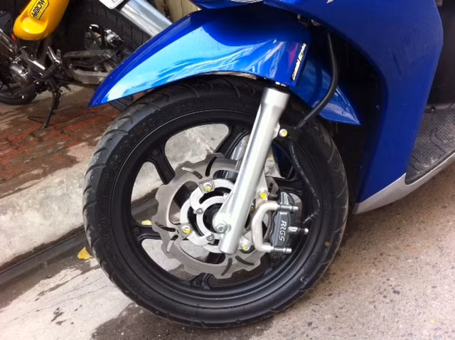 Xe trở nên cứng cáp và an toàn hơn nhờ trang bị thêm heo RRGS, pat nhôm và braking SH.