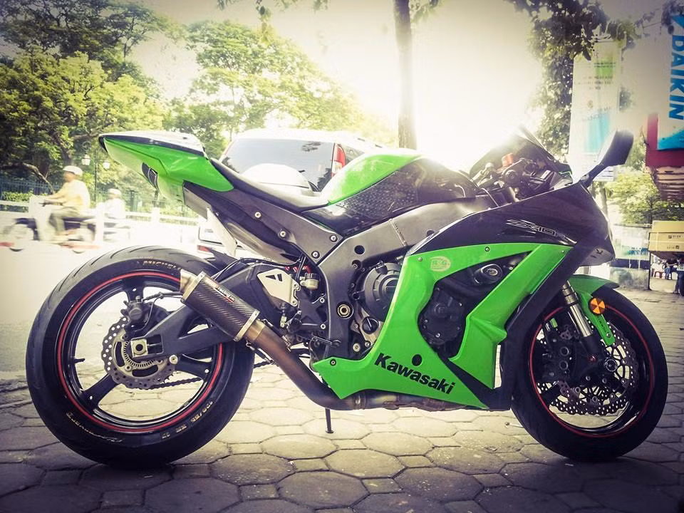 Mẫu xe này sở hữu màu xanh đặc trưng của hãng Kawasaki, với động cơ I4 dung tích xi-lanh 998cc, DOHC 16 van cho âm thanh gầm rú. Mô tô có thể đạt công suất tối đa 200 mã lực và mô-men xoắn cực đại 112Nm.