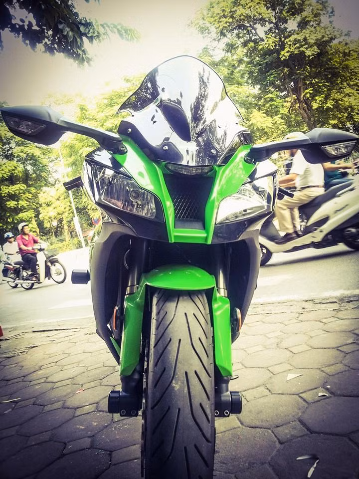 ZX-10R là một trong những mô tô hiếm ở Hà Nội. Chiếc xe được chủ nhân độ thêm một số đồ chơi nhằm tăng tính năng và vẻ nổi bật cho xe.