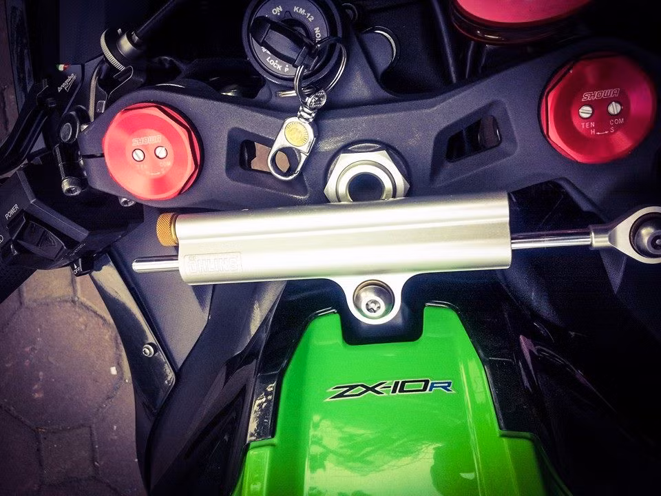 Trợ lực Ohlins tem khắc, núm chỉnh phuộc Showa.