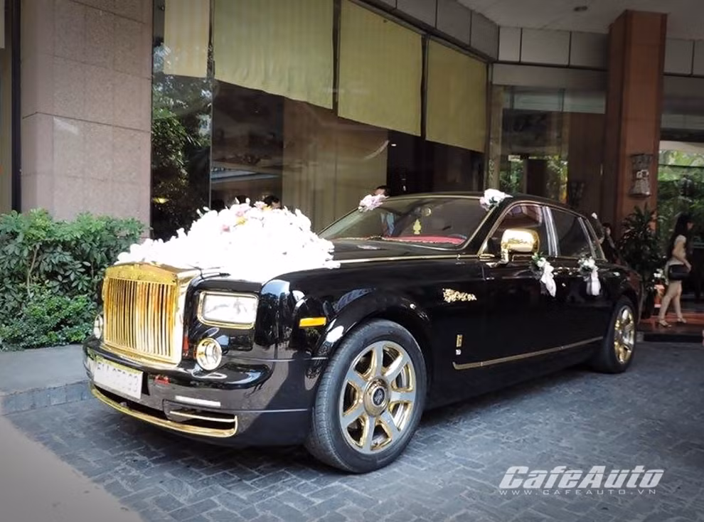 Đến nay, Rolls-Royce Phantom mạ vàng lại có dịp tháp tùng cùng chủ nhân trong ngày cưới với vẻ lộng lẫy và xa hoa.