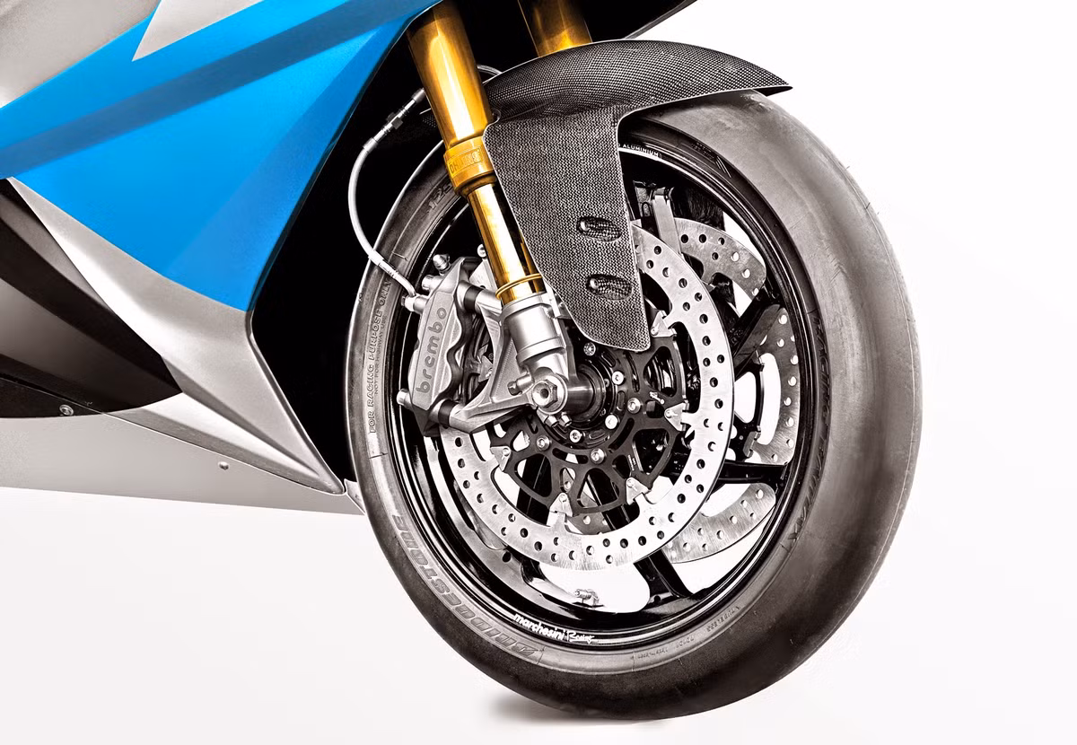 Kẹp phanh Brembo 4 piston và mâm hợp kim magiê của Marchesini.