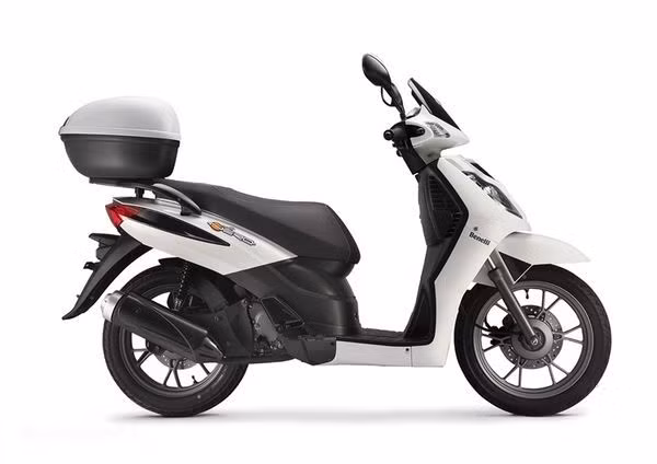 Phiên bản SE được trang bị thêm cốp sau có thể chứa được một chiếc mũ bảo hiểm fullface.