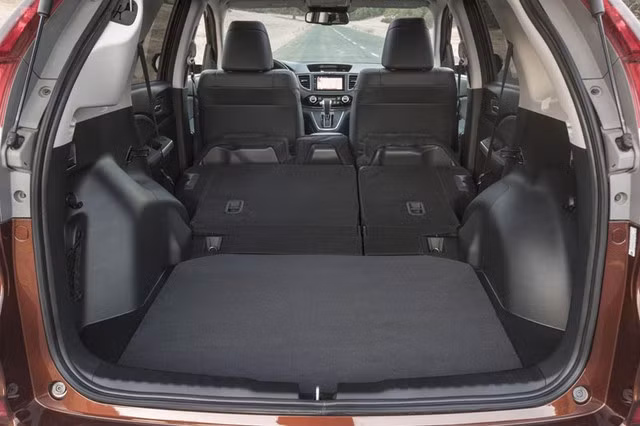 Ở phiên bản Touring cao cấp nhất của CR-V, Honda trang bị hệ thống phanh chống va chạm và hỗ trợ duy trì làn đường tiêu chuẩn - công nghệ hoàn toàn mới của Honda.