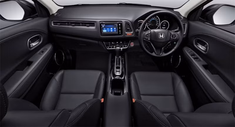Honda Thái Lan cung cấp 3 phiên bản S, E và EL. Phiên bản cơ bản HR-V S được trang bị tiêu chuẩn ghế ngồi Ultra Seat, chìa khóa thông minh khởi động bằng nút bấm, phanh điện tử, nút chế độ tiết kiệm nhiên liệu ECO, đèn đuôi LED...