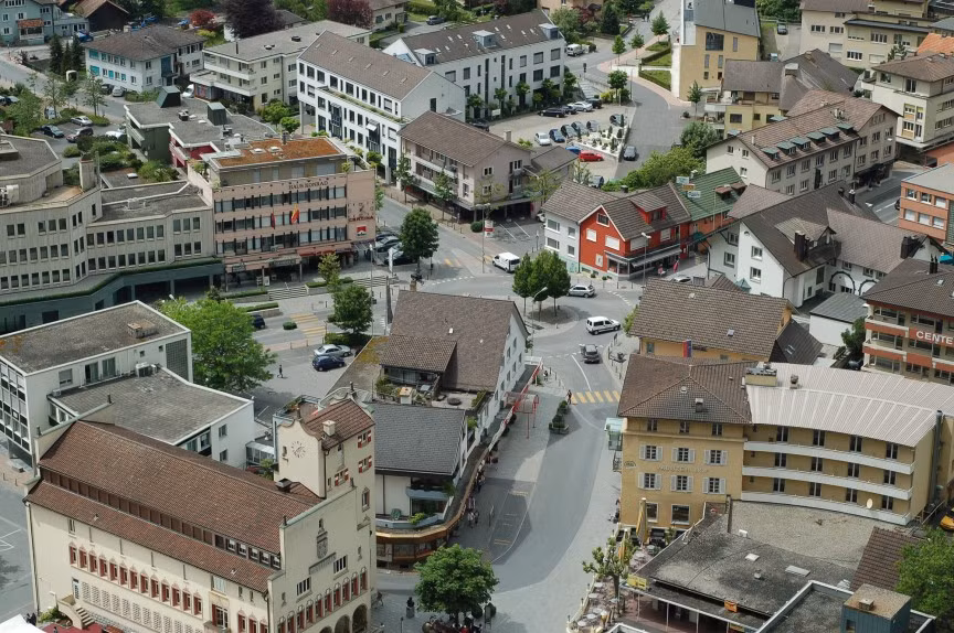 Liechtenstein: 744 xe con/1.000 người. Với 37 nghìn người sống trong 160 km2, Liechtenstein đã trở thành nước đứng thứ 2 trong danh sách những nước có mật độ ô tô nhiều nhất thế giới. Dù nước này đã đầu tư cho các nhà ga, trạm xe bus, hệ thống hàng không, nhưng dân Liechtenstein vẫn thích tự lái xe riêng hơn.
