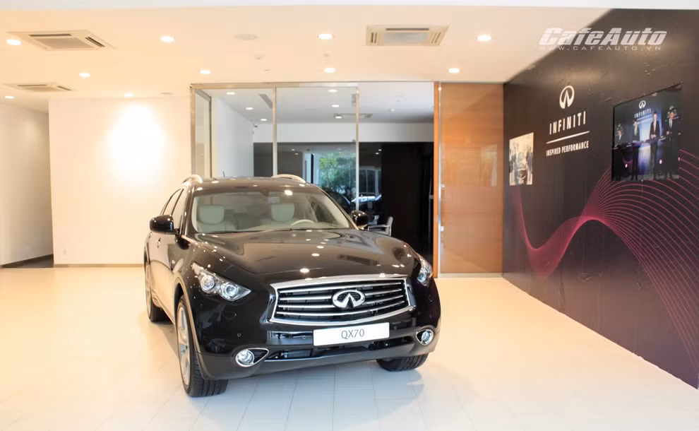 Ấn tượng với bất cứ ai từng ghé thăm showroom Infiniti HCM là lối bày trí tinh tế sang trọng. Toàn bộ showroom được phối theo tông màu tím – màu sắc đặc trưng của thương hiệu Infiniti.