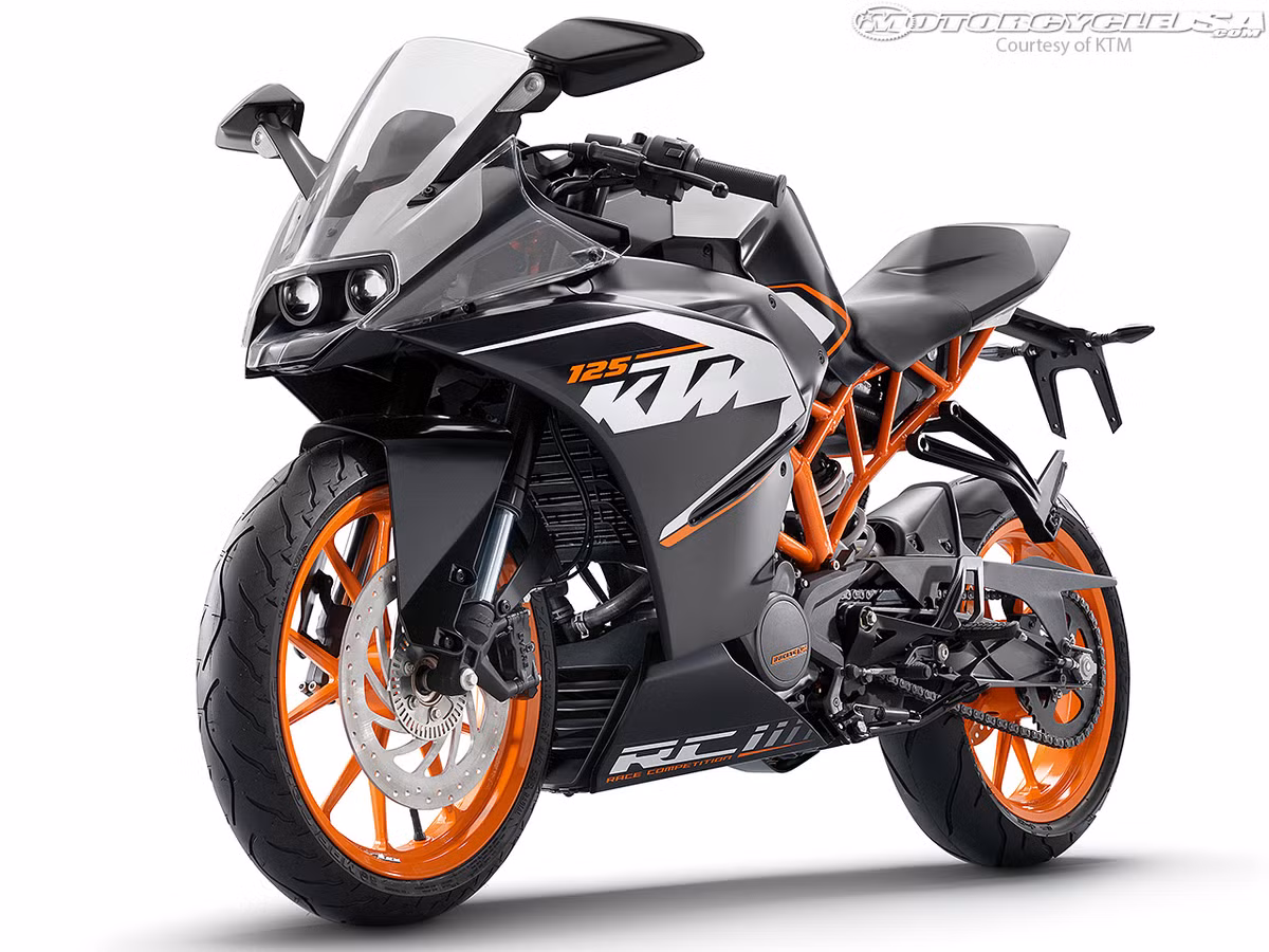 RC 390 cũng được trang bị động cơ 4 thì, xi-lanh đơn nhưng dung tích 373,27 phân khối, cũng làm mát bằng dung dịch. Động cơ này cho công suất cực đại 43,5 mã lực và mô-men xoắn cực đại 19,2Nm. Xe cũng được trang bị hộp số 6 cấp độ.