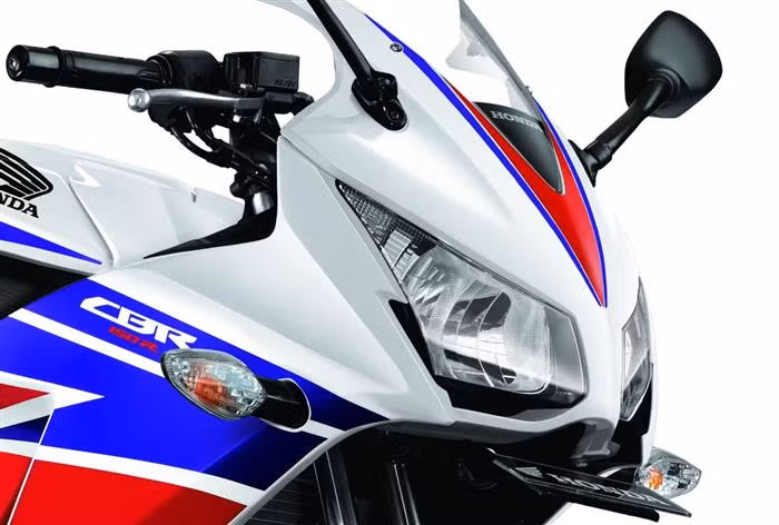 Xe được trang bị bảng táp lô điện tử kết hợp với đồng hồ cơ, khóa từ chống trộm. Xe cũng được trang bị bộ khung sườn "mắt cáo" có trọng lượng nhẹ nhưng lại cứng cáp hơn.