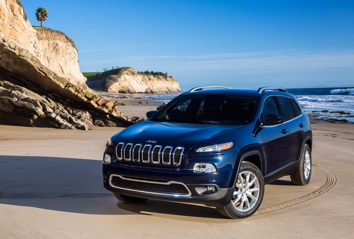 Jeep Cherokee phiên bản tiêu chuẩn được trang bị động cơ 2.4 lít có công suất 184 mã lực, cùng hộp số tự động tám cấp. Lượng nhiên liệu tiêu thụ tương ứng của Cherokee là 10,2 lít/100 km đường phố và 7,8 lít/100 km đường cao tốc.
