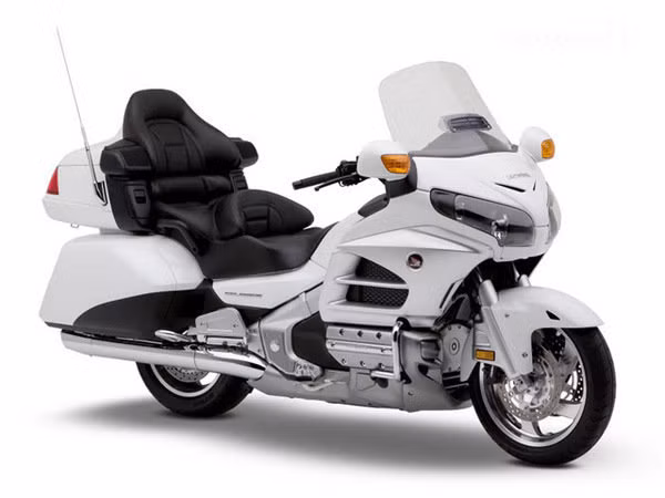 Xe được bán ra thị trường từ tháng 10/2014 với giá khởi điểm 23.999 USD và những xe được trang bị túi khí có giá lên tới 30.559 USD.