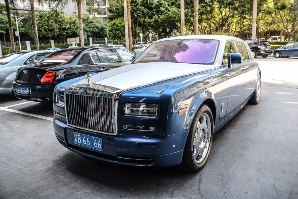 Các mẫu siêu sang như Rolls-Royce Phantom hay Bentley cũng xuất hiện nhan nhản.