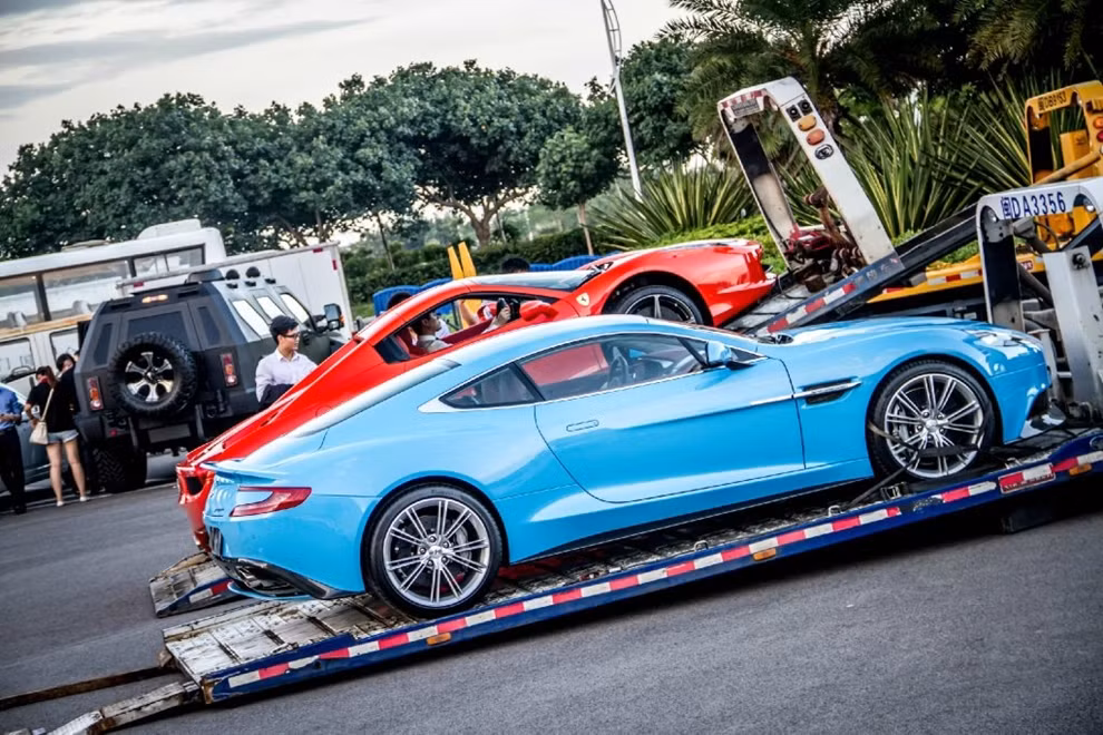 Aston Martin Vanquish và Ferrari 458 Spyder có giá khoảng 750.000 USD tại đây.