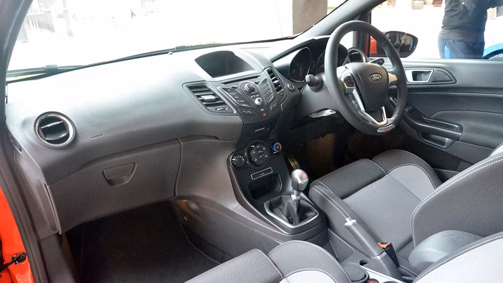 Fiesta ST nhanh chóng gây ấn tượng với các tín đồ xe thể thao nhờ được trang bị bộ ghế vải màu Xám Silverstone hoặc Than Đen cùng với mặt trước màu Recaros nổi bật.