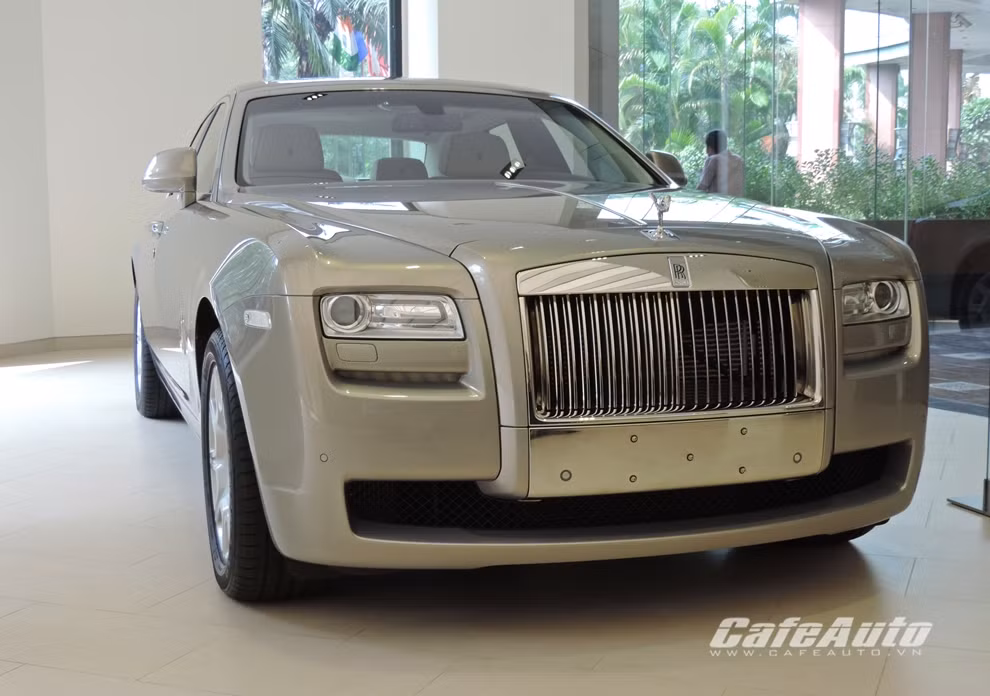 Dù phiên bản Ghost Series II đã được ra mắt nhưng chiếc được đưa về showroom Rolls-Royce Hà Nội vẫn là phiên bản Series I.