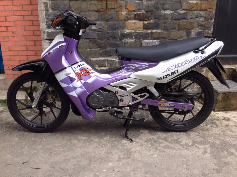 Suzuki Sport lên Satria 2000 dễ thương với tông màu trắng tím. Suzuki Sport lên Satria 2000 dễ thương với tông màu trắng tím.