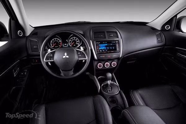 Outlander Sport sở hữu động cơ 2.0 MIVEC cùng hộp số tự động CVT INVECS III với chế độ thể thao cùng lẫy sang số trên vô lăng.