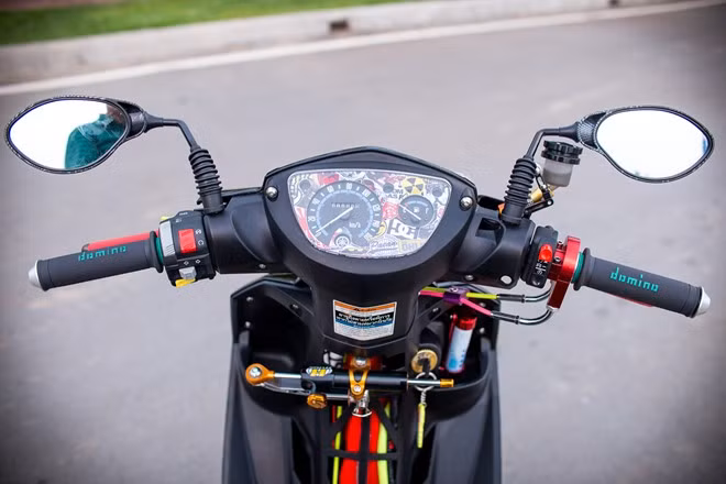 Phần đầu xe được trang bị nhiều phụ tùng hàng hiệu như cặp cùm công tắc Active và Domino. Bảng điều khiển trung tâm được phối màu sắc với những họa tiết trẻ trung. Chiếc xe này còn được lắp cùm tăng tốc 2 dây ga.