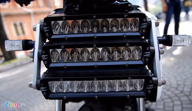 Điểm gây ấn tượng đầu tiên trên mẫu xe này là ba dải đèn LED cực sáng. Những dải LED này được anh Rin lấy từ xe hơi, kết hợp với đèn xi-nhan nhỏ nhắn sử dụng LED vàng hai bên.