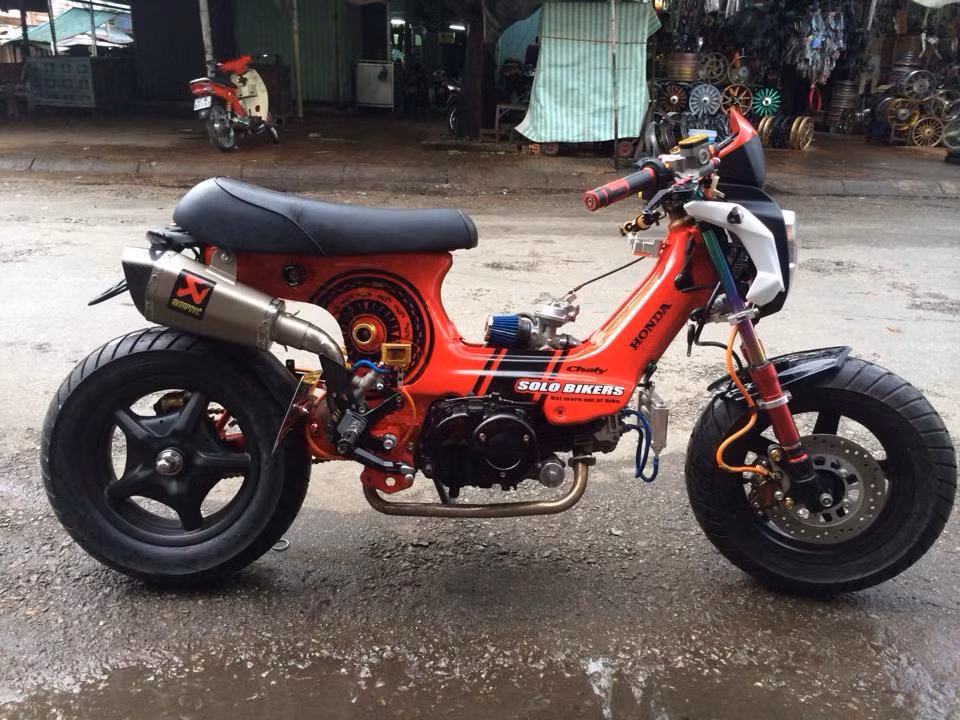 Honda Chaly 50cc của dân chơi An Giang vừa ra lò bản độ tuyệt đẹp và độc đáo. Xe vẫn giữ vóc dáng tiêu chuẩn của Chaly nhưng lại được gắn lên những món trang sức điển hình như pô Akrapovic cực hầm hố.